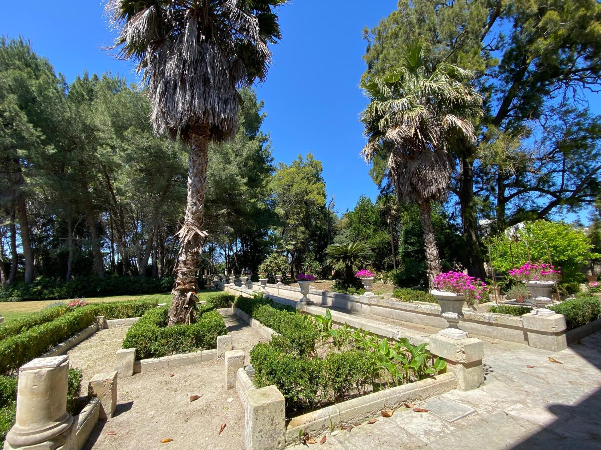Palazzo De Carlo E Il Parco Dei 7 Pozzi Panzió Lecce Kültér fotó